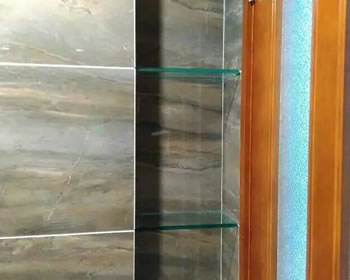 贴砖包管身边做一个瓷砖置物架放洗浴用品