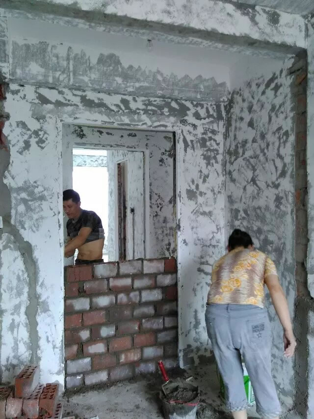 成都装修馨光华庭泥工杨师傅开始补烂砌墙了