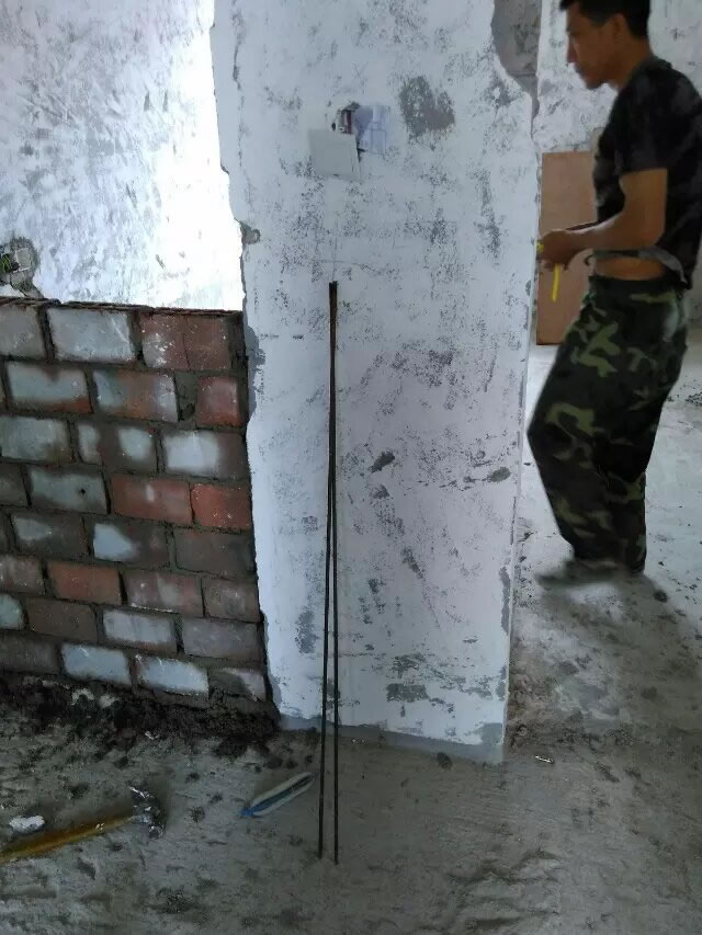 成都装修馨光华庭泥工杨师傅开始补烂砌墙了