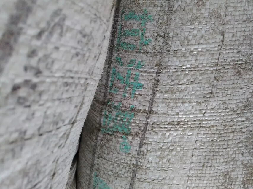 成都装修馨光华庭泥工杨师傅开始补烂砌墙了