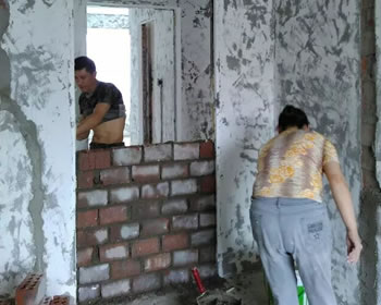 成都装修馨光华庭泥工杨师傅开始补烂砌墙了