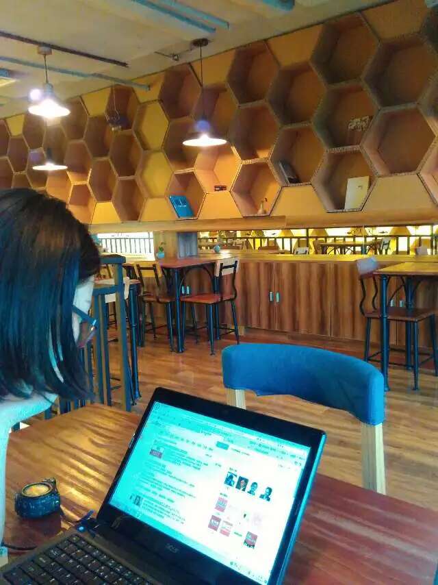 在西村特别的咖啡店讨论设计方案和报价