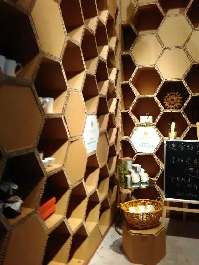 在西村特别的咖啡店讨论设计方案和报价