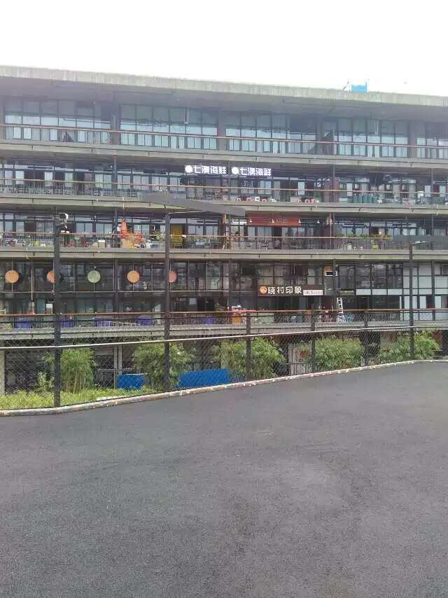 在西村特别的咖啡店讨论设计方案和报价