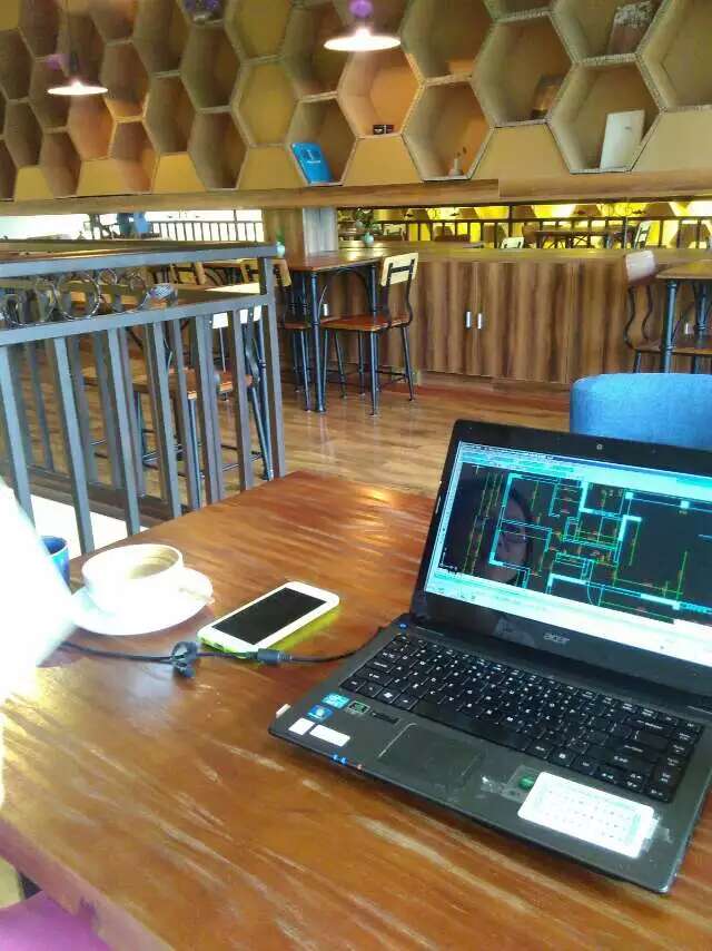 在西村特别的咖啡店讨论设计方案和报价