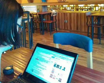 在西村特别的咖啡店讨论设计方案和报价