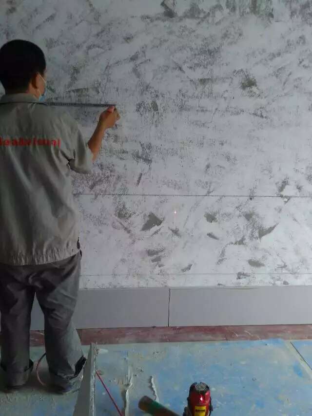 成都装修馨光华庭罗师傅在做电视墙