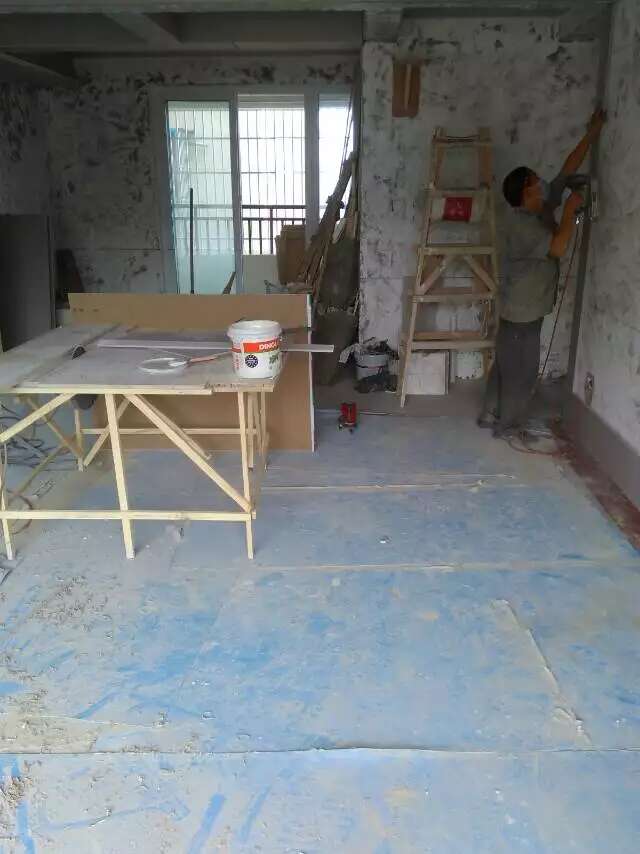 成都装修馨光华庭罗师傅在做电视墙