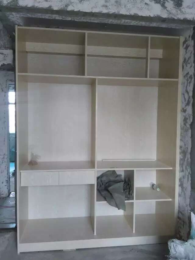 成都装修馨光华庭罗师傅在做电视墙