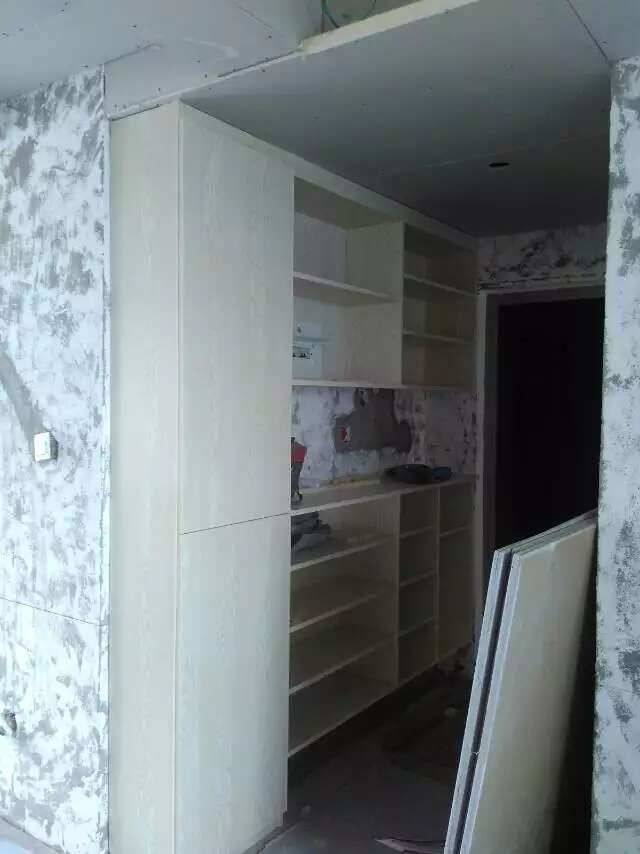 成都装修馨光华庭罗师傅在做电视墙