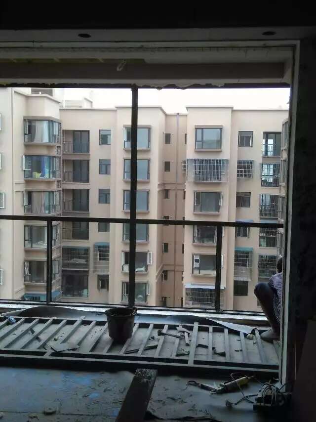 成都装修馨光华庭罗师傅在做电视墙