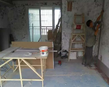 成都装修馨光华庭罗师傅在做电视墙