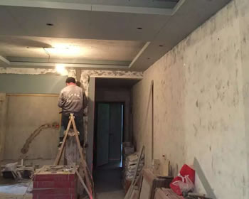 成都装修保利城赵先生贴砖施工中