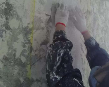 成都装修新旧墙挂网防裂，线槽贴网。