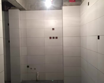 成都东原时光道泥工蒋达强师傅贴砖中