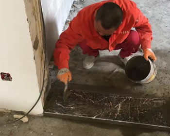 成都泥工师傅们精心堵住水潜逃路径！