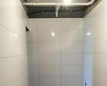 成都蓝光乐彩城泥工谢恒飞师傅铺贴中