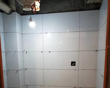 成都旧房翻新万兴街厨卫贴砖施工中，马上进入安装工程